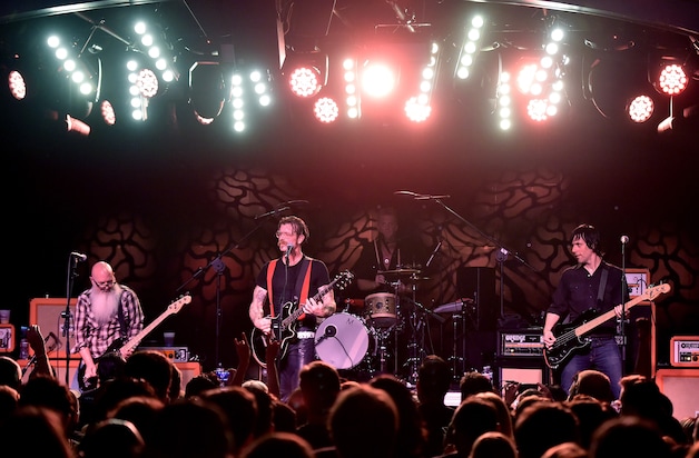 Archieffoto 19 oktober: Eagles of Death Metal bij een concert in Los Angeles. Drummer Josh Homme, boegbeeld van de Queens Of The Stone Age, zou niet aan de Europese tournee deelnemen.