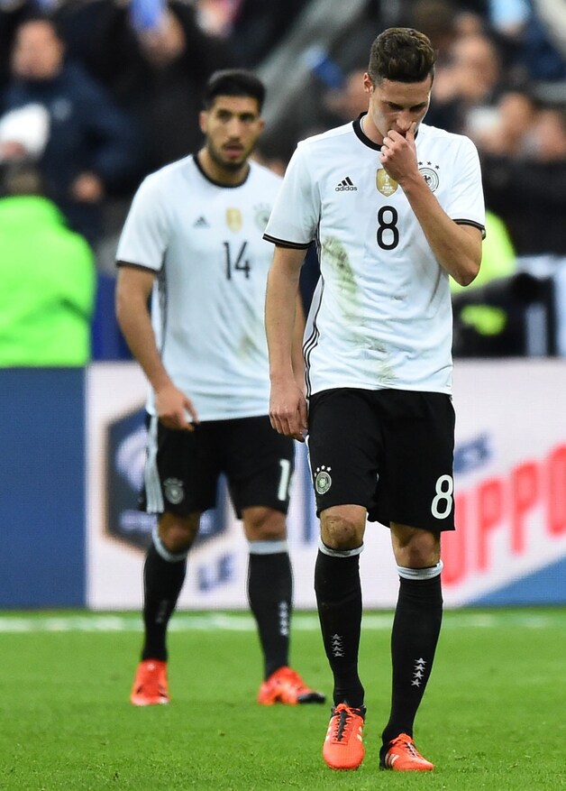 Julian Draxler (r) en Emre Can druipen af na het laatste fluitsignaal.