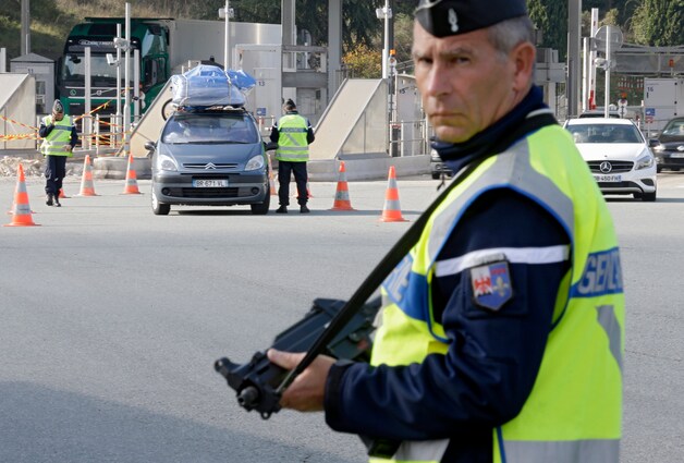 Franse agenten voeren controles uit aan de grens.
