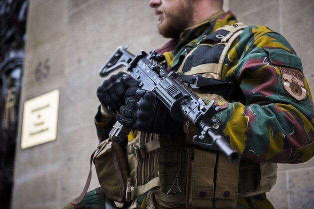 Een Belgische militair voor de Franse ambassade in Brussel.