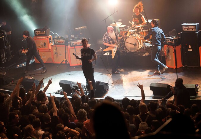 Eagles of Death Metal gisteravond in de Bataclan, enkele minuten voor de tereuraanval, waarbij zeker 80 mensen om het leven kwamen.