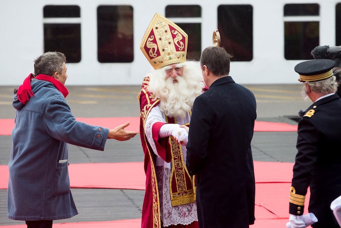 Burgemeester Bart De Wever (N-VA) verwelkomt Sinterklaas in Antwerpen.