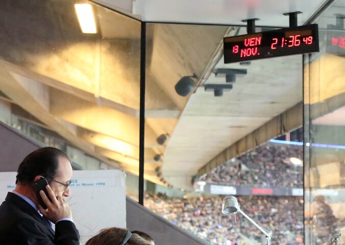 Frans president Hollande gisteren in het Stade de France.