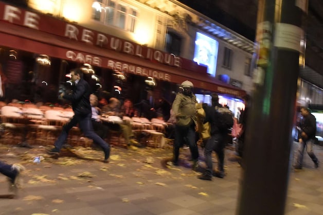 Paniek en chaos op de Place de la Republique gisteravond nadat er geweerschoten en explosies te horen waren.