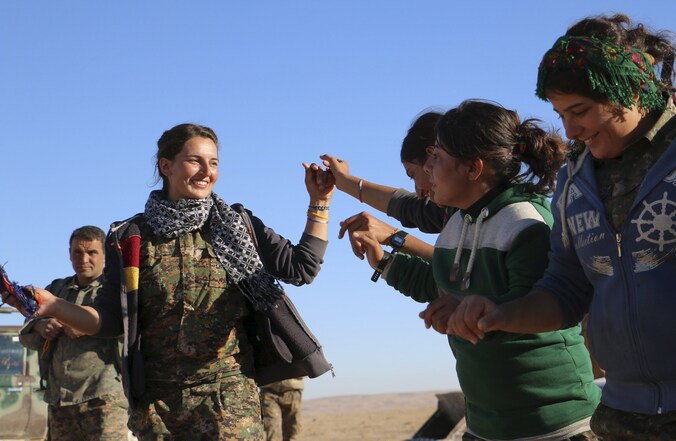 Een vrouwelijke strijder van het Koerdische Peshmerga-leger.