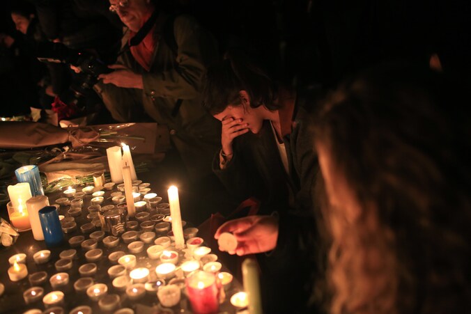 Parijzenaars betreuren de gebeurtenissen van afgelopen nacht op de Place de la République.