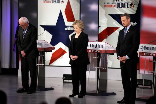 Bernie Sanders, Hillary Clinton en Martin O'Malley houden een moment van stilte voor aanvang van het debat.