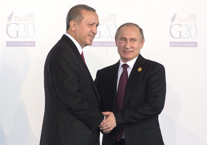De Turkse president Erdogan en de Russische president Poetin in 2015 voor Turkije een straaljager uit Rusland neerhaalde.