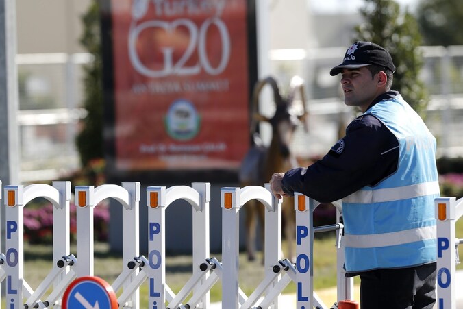 Een Turkse politieagent staat bij een wegversperring in Antalya.