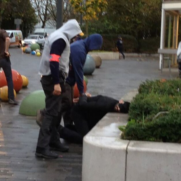 Eén van de arrestaties gisteren in Molenbeek.