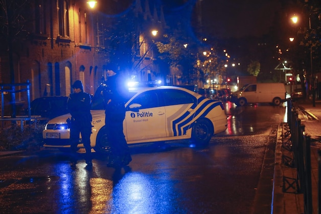 Beeld van de grootscheepse politieactie in Molenbeek gisteren. Ook vandaag vinden er acties in de Brusselse gemeente plaats.