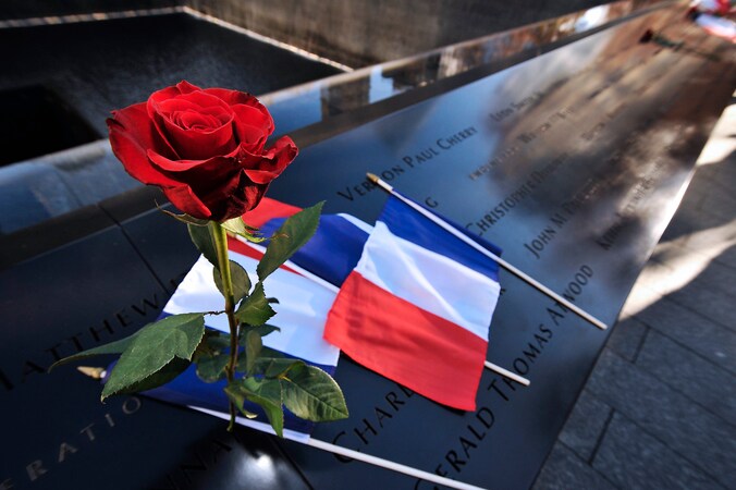 Franse vlaggetjes bij het 11 september-memorial in New York.