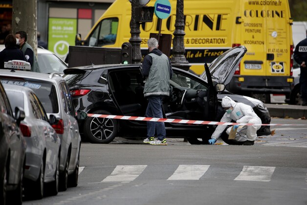 Franse onderzoekers bij de verdachte auto in het 18de arrondissement in Parijs.