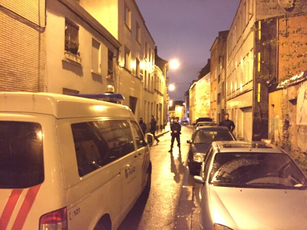 In de Parelstraat in Molenbeek is een nieuwe inval aan de gang.