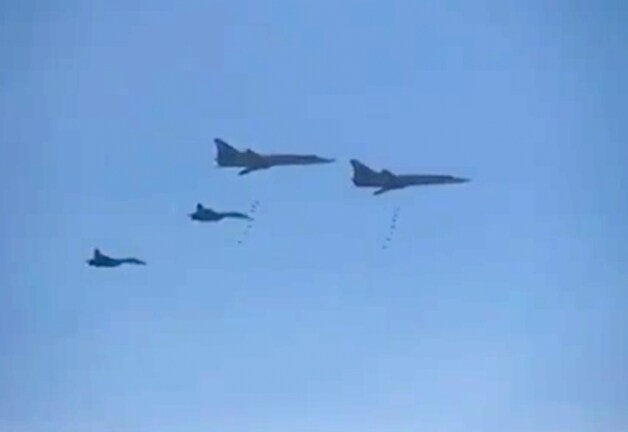 Russische gevechtsvliegtuigen voeren bombardementen uit boven Syrië op 17 november.