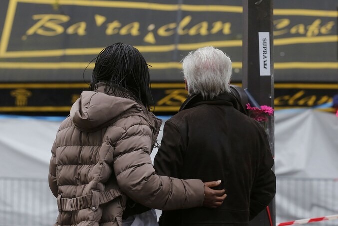 Mensen rouwen aan Bataclan, de concertzaal waar de terroristen hard toesloegen.