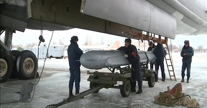 Een screenshot van het Russiche ministerie van Defensie laat een Russisch oorlogsvliegtuig zien, voordat het naar Syrië gaat.