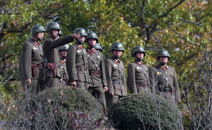 Noord-Koreaanse militairen bij de grens met Zuid-Korea