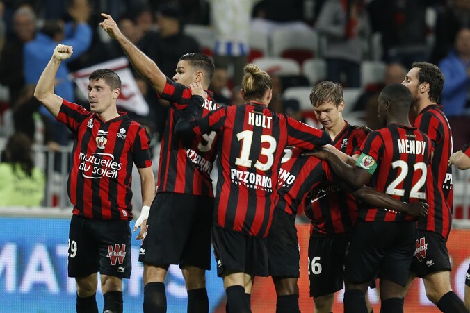 De spelers van Nice vieren een doelpunt