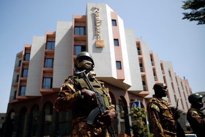 Strenge beveiligingsmaatregelen tijdens het bezoek van president Boubacar Keita aan het Radisson Blu Hotel in Bamako.