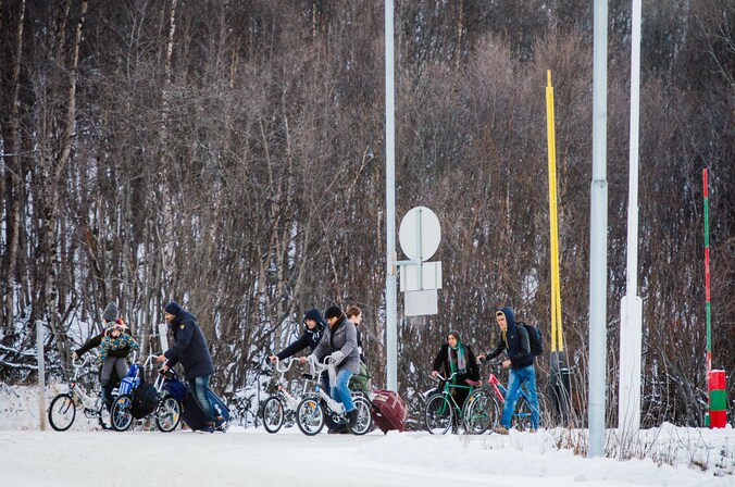 In de Noorse grenspost Storskog arriveren migranten per fiets uit Rusland.