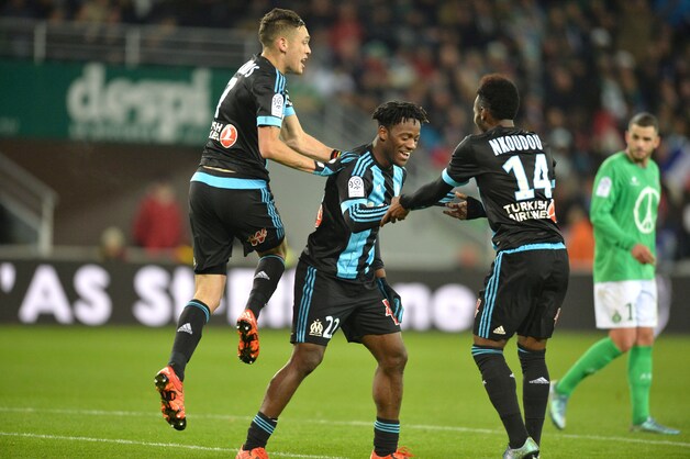 Nkoudou mistrapt zich, maar Batshuayi neemt zijn ongewilde assist in dank aan