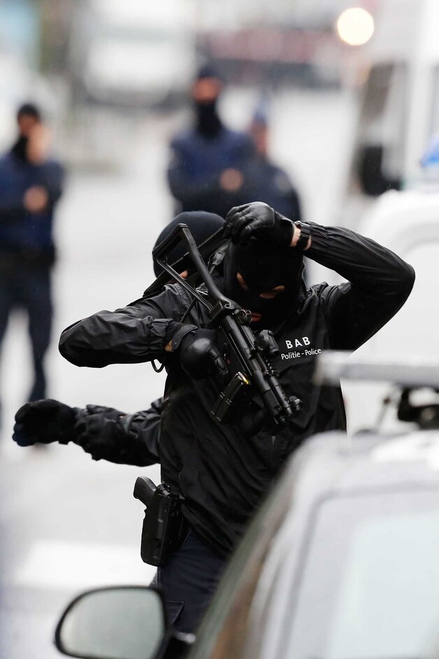 Beeld van een politieactie in Molenbeek.