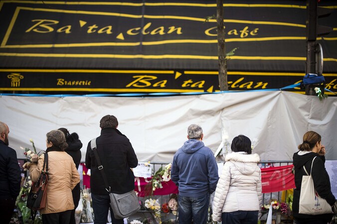 Herdenking aan de Bataclan.