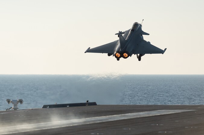 Een Franse straaljager stijgt op van het vliegdekschip Charles de Gaulle