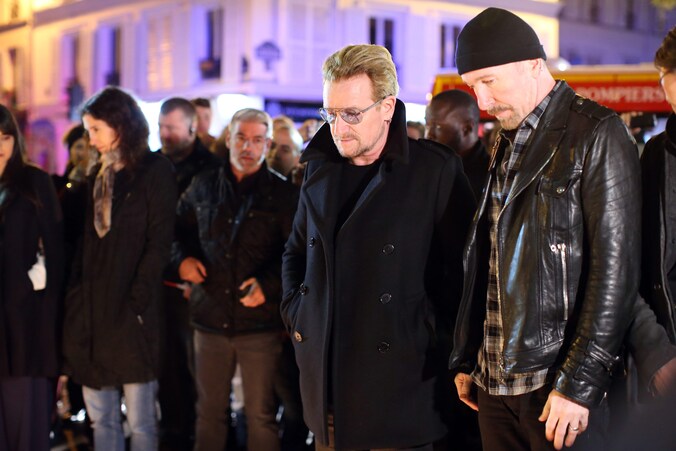 De bandleden van U2 legden bloemen neer ter nagedachtenis van de slachtoffers in Parijs