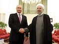 Russisch president Vladimir Poetin schudt Iraans president Hassan Rouhani de hand tijdens een top van gasexporterende landen in november vorig jaar.