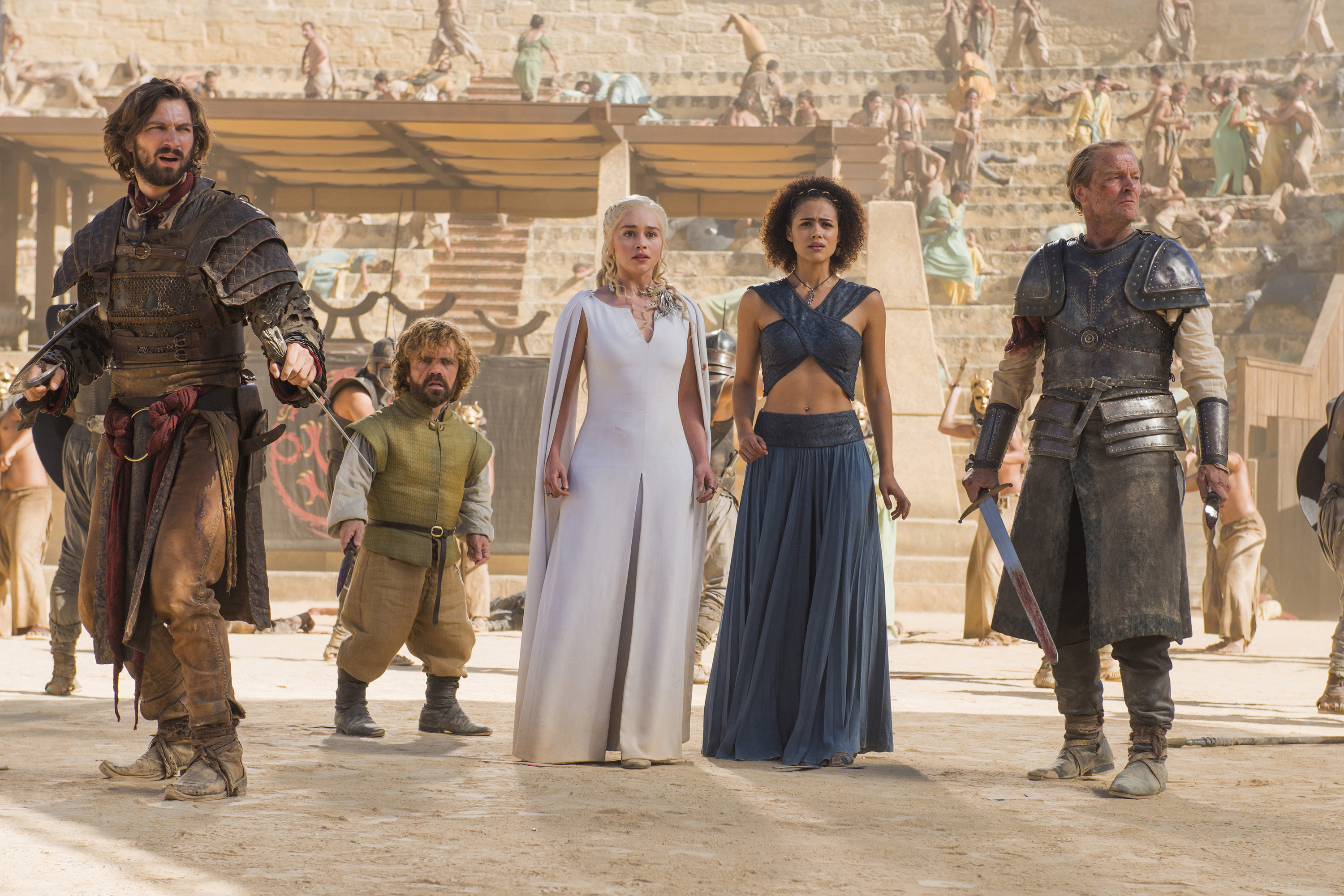 Peter Dinklage, Emilia Clarke, Nathalie Emmanuel en Iain Glen in een scène uit seizoen 5.
