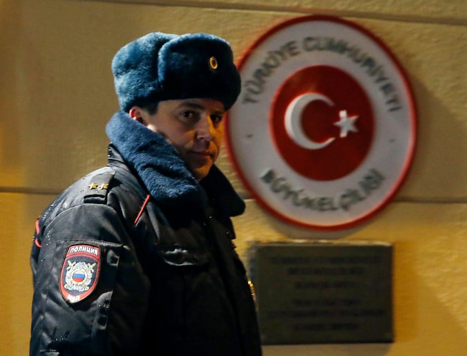 Een politieman bewaakt de Turkse ambassade in Moskou.