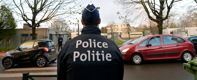 Een agent patrouilleert in de Brusselse wijk Molenbeek.