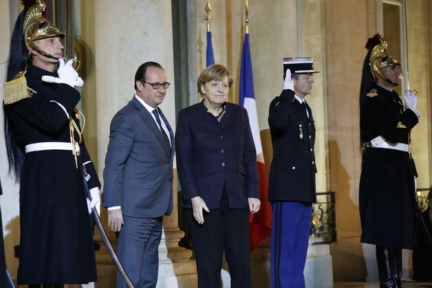 Hollande ontvangt Merkel op het Elysée.