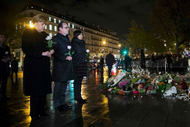 De Duitse bondskanselier Angela Merkel, de Franse president François Hollande en burgemeester van Parijs Anne Hidalgo leggen op de Place de la République een witte roos neer voor de slachtoffers van de aanslagen.