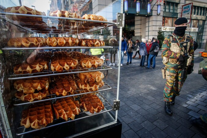 Militairen houden een oogje in het zeil in de Nieuwstraat.