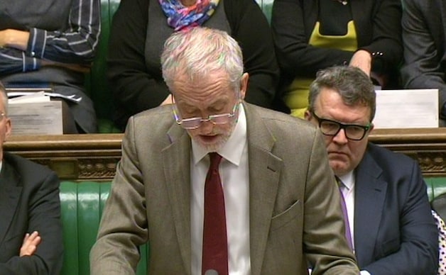 Labour-leider en pacifist Jeremy Corbyn houdt zich op de vlakte.