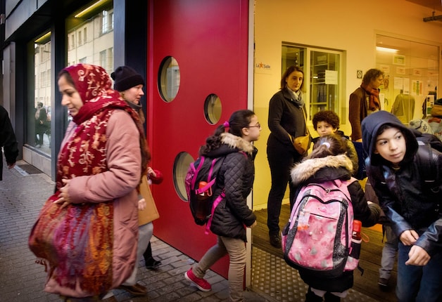 School de 'Vier Winden' in Molenbeek opende woensdag terug haar deuren. Weliswaar nog onder toezicht van de patrouillerende politie.