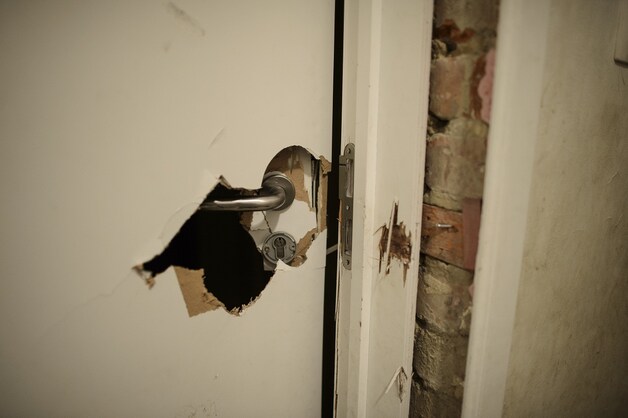 De politie brak de deur in Verviers met geweld open.