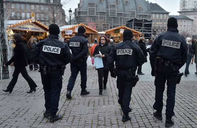 Politie op de kerstmarkt van Straatsburg.