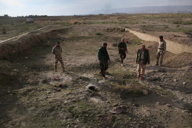 In de buurt van de Iraakse stad Sinjar, een gebied waar veel yezidi's wonen, bekijken onderzoekers menselijke resten. Hier hield Islamitische Staat huis tot de Koerdische peshmerga de stad heroverden.