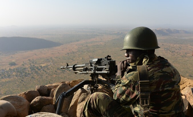 Een Kameroense soldaat in het noorden van Kameroen op post in de strijd tegen Boko Haram. (Archiefbeeld)