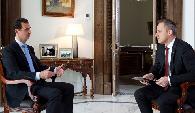 Syrisch president Bashar al-Assad tijdens het interview met een journalist van de Tsjechische tv.