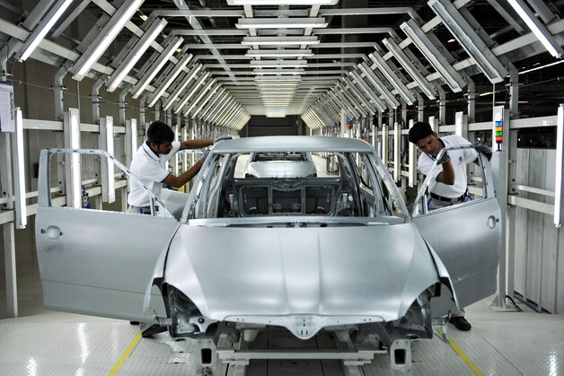 Arbeiders in een VW-fabriek in het Indiase Chakan.