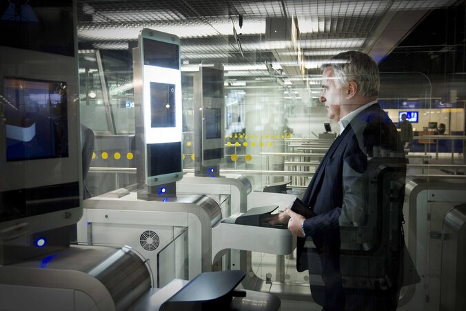 Nederlands Minister Leers start proef met poortjes voor geautomatiseerde paspoortcontrole op Schiphol.