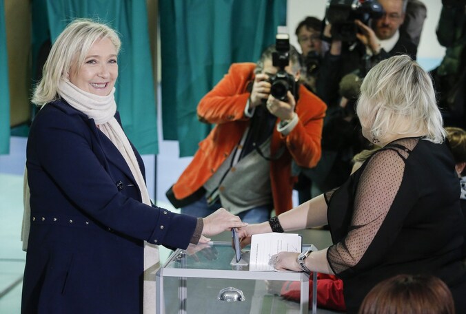Voorzitster van het Front National Marine Le Pen aan de stembus.
