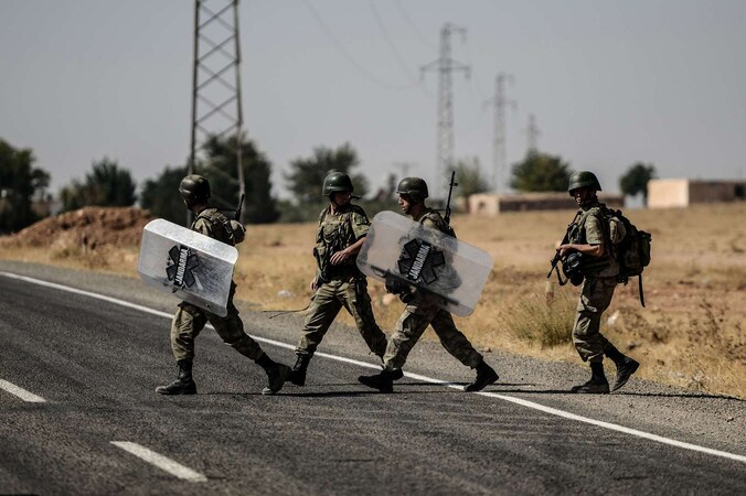 Turkse soldaten aan de Turks-Syrische grens.