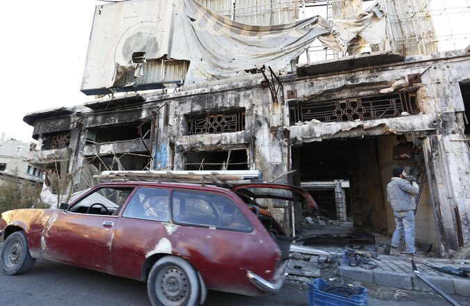 Archieffoto: een vernield gebouw in de stad Homs