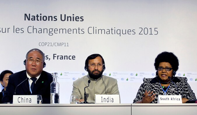 Xie Zhenhua van China, Prakash Javadekar van India en Edna Bomo Molewa op de klimaattop.